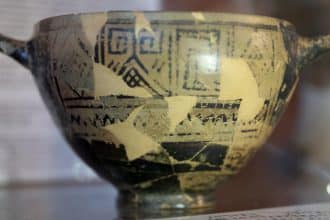 Coppa di nestore conservata al museo archeologico di pithecusae a ischia