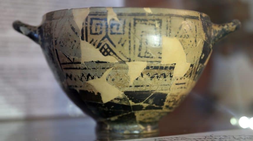 Coppa di nestore conservata al museo archeologico di pithecusae a ischia