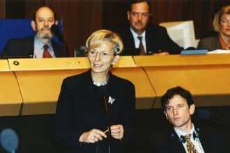 Emma bonino interviene al parlamento europeo a strasburgo nel 1993