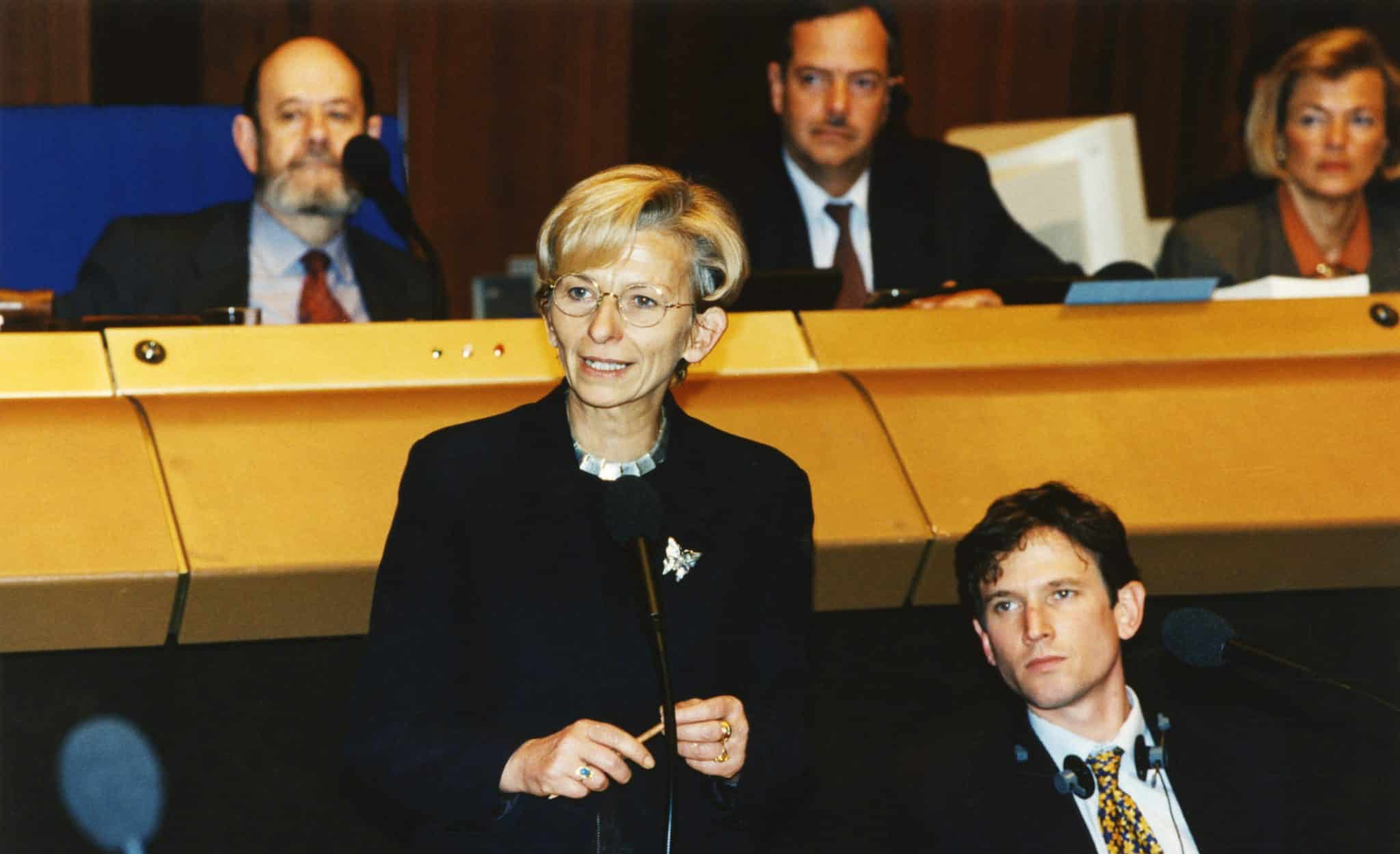 Emma bonino durante una sessione plenaria al parlamento europeo nel 1993