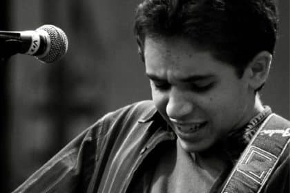 Eric steckel durante un concerto con la chitarra