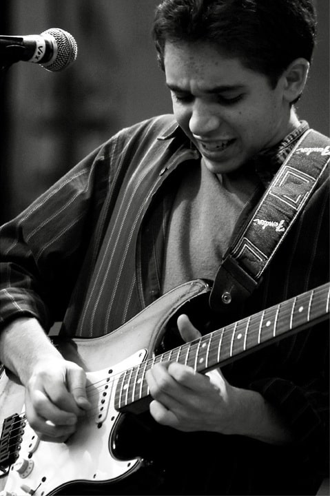 Eric steckel durante un concerto con la chitarra