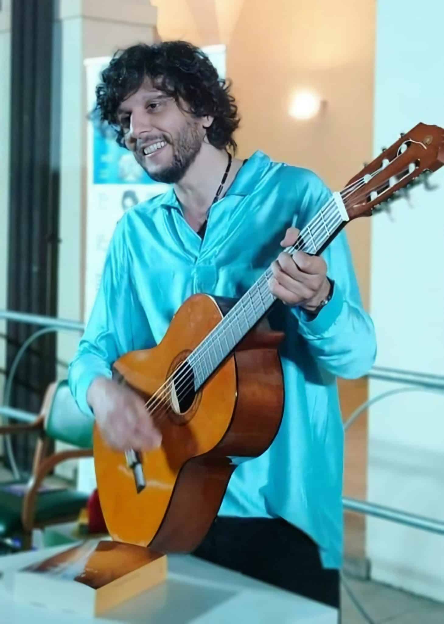 Ermal meta durante un evento nel 2022
