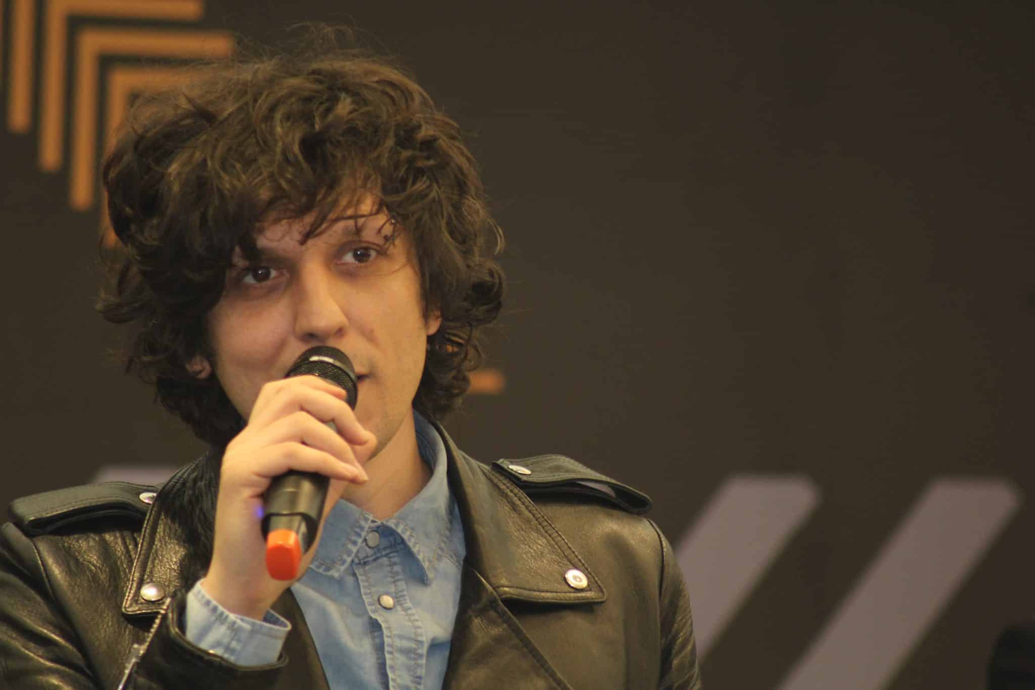 Ermal meta durante un incontro pubblico nel 2018