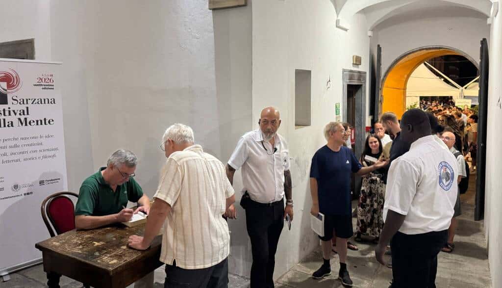 Barbero festival della mente 2026: san francesco e il fuoco Alessandro barbero durante il firmacopie al festival della mente 2026