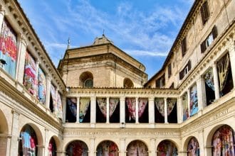 Temple of flowers di austin young al chiostro del bramante
