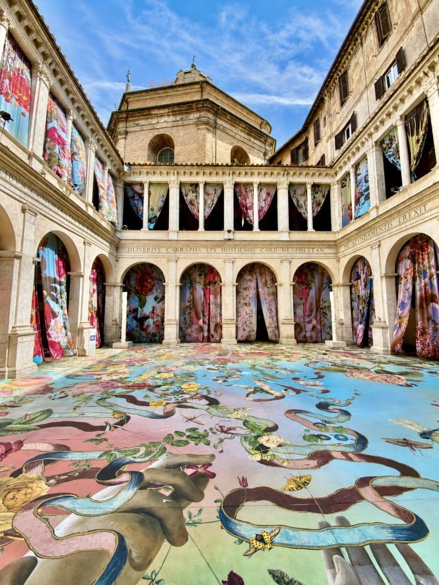 Temple of flowers di austin young al chiostro del bramante