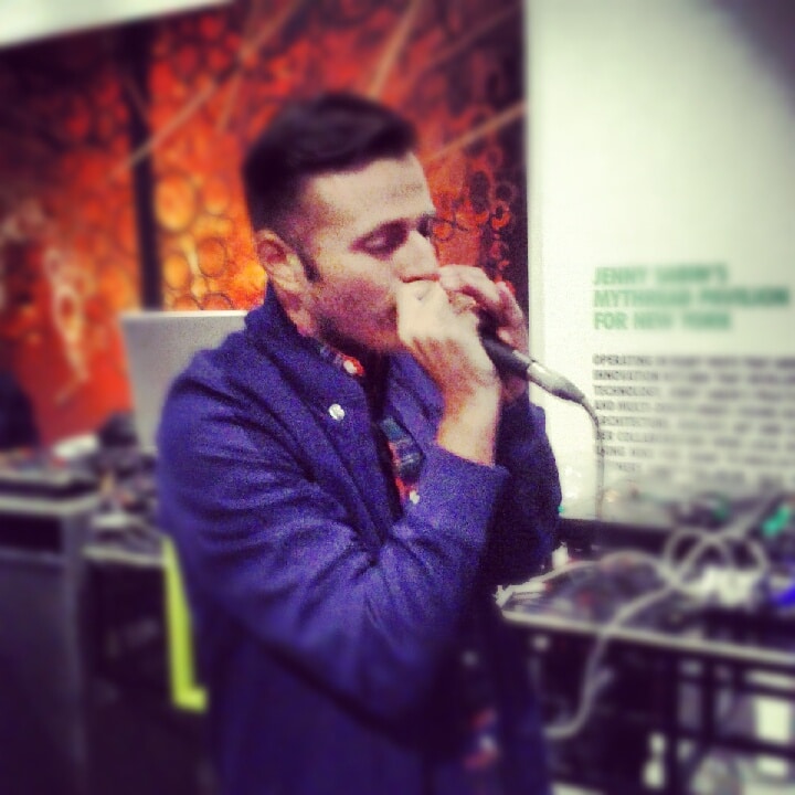 Ghemon durante un'esibizione dal vivo al nike stadium di milano