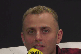 Ghemon durante un'intervista al festival di sanremo 2019