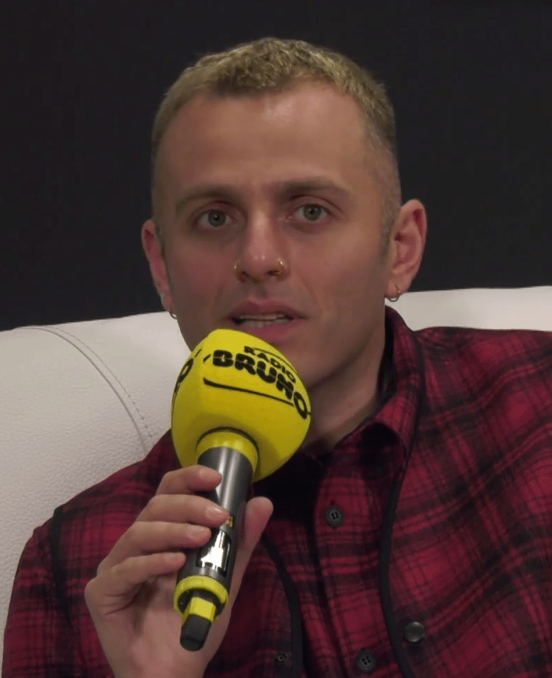 Ghemon durante un'intervista al festival di sanremo 2019