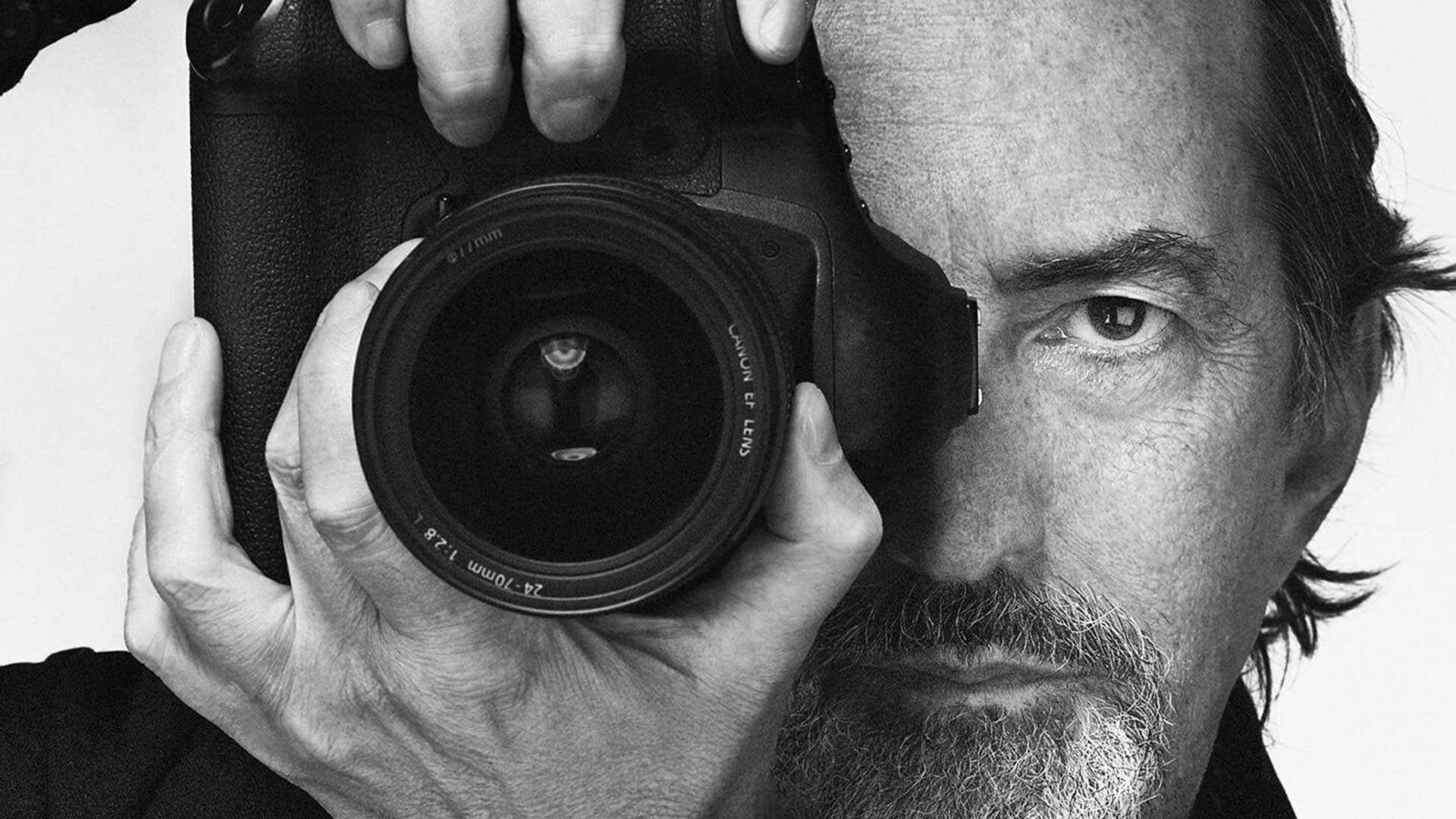 Giovanni gastel con la macchina fotografica