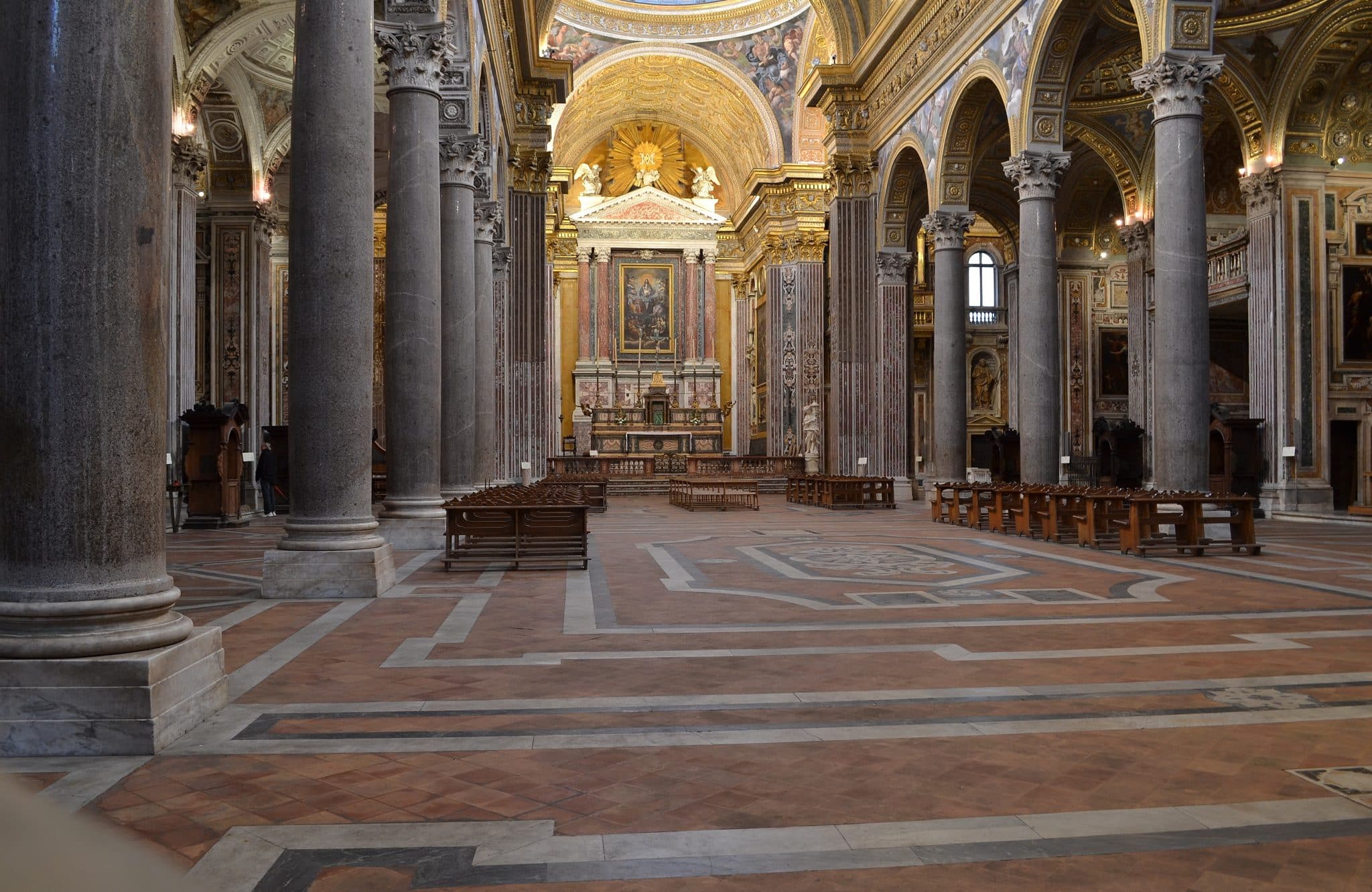Interno della chiesa dei girolamini a napoli