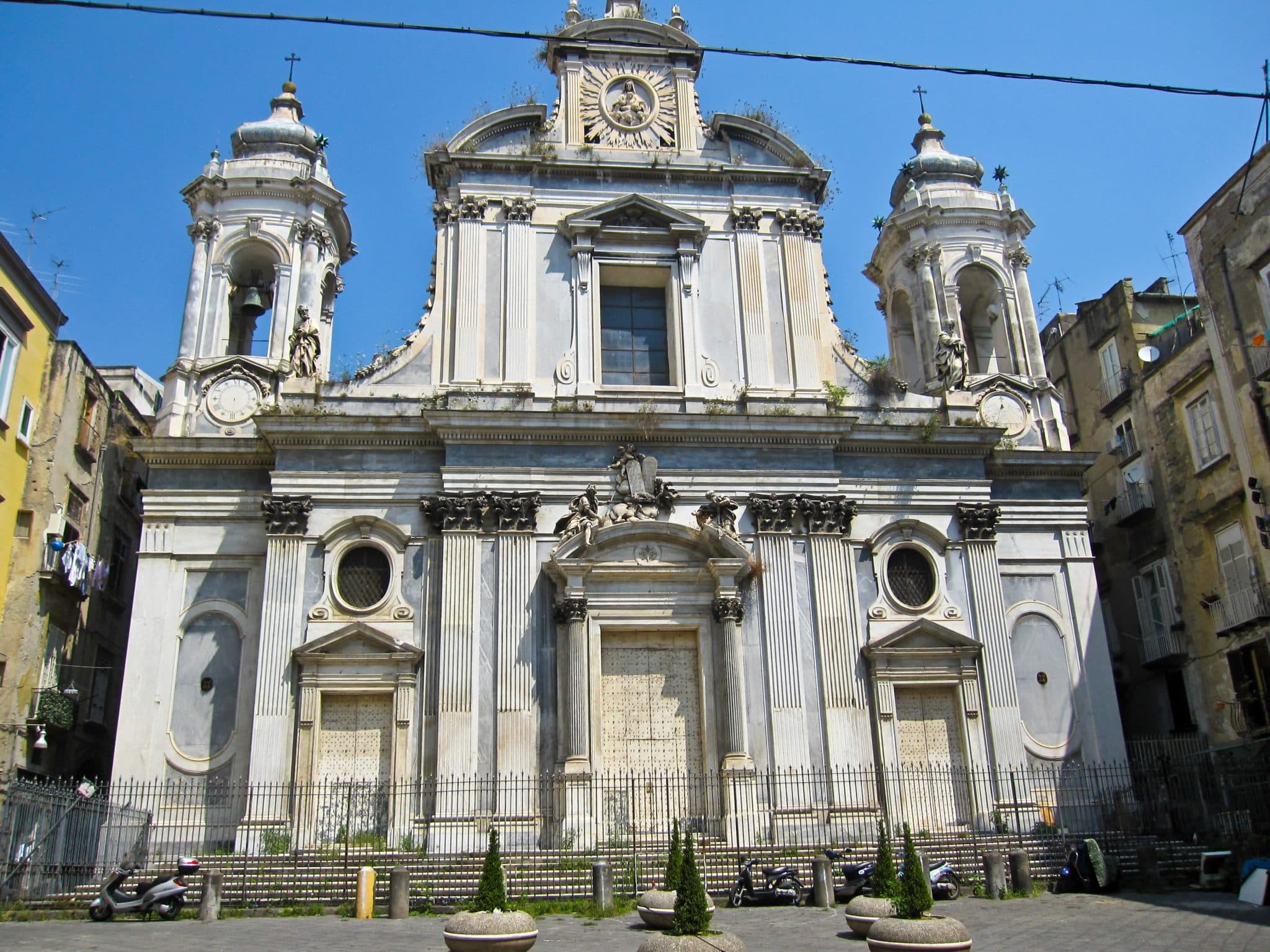 Facciata della chiesa dei girolamini a napoli