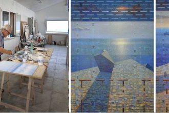Giuseppe modica nel suo studio con una delle opere dedicate al mare