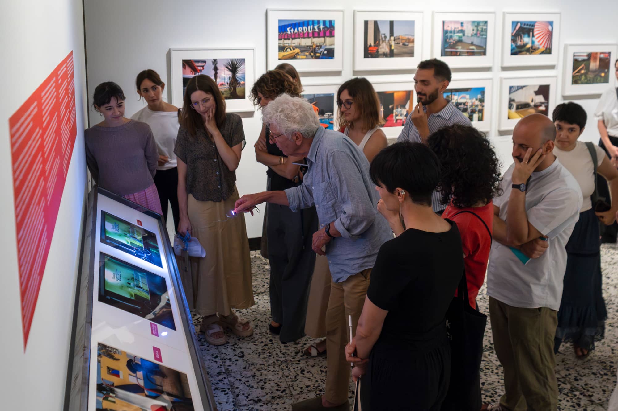 Allestimento della mostra harry gruyaert retrospettiva a camera torino nel 2026