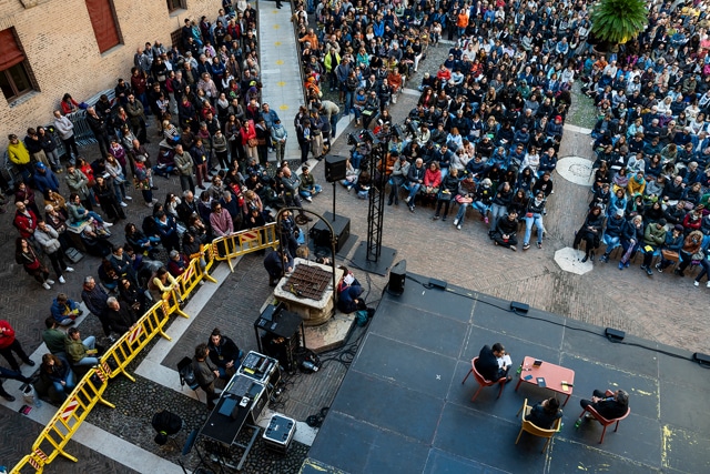 Pubblico di internazionale a ferrara al cortile del castello estense