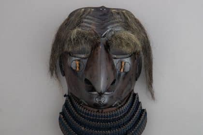Maschera karasu tengu giapponese del metropolitan museum of art