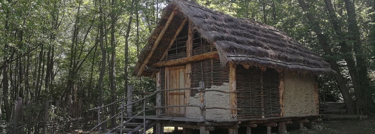 Lago pistono 2026: visite, orari e prenotazione Ricostruzione della capanna neolitica al parco archeologico del lago pistono