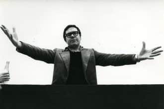Lamberto pignotti alla mostra metafisica del quotidiano a bologna nel 1968