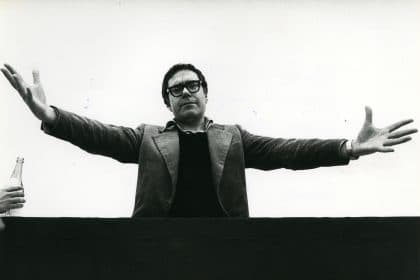 Lamberto pignotti alla mostra metafisica del quotidiano a bologna nel 1968