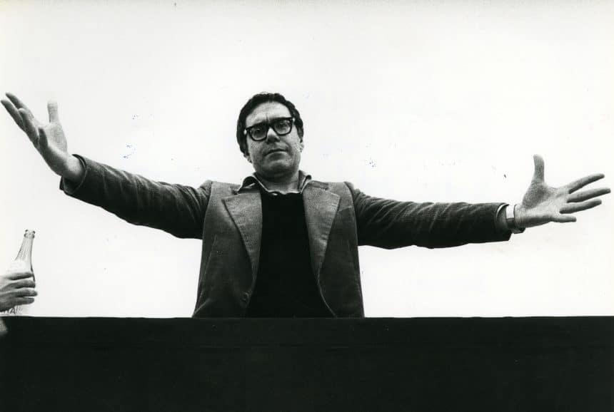 Lamberto pignotti alla mostra metafisica del quotidiano a bologna nel 1968