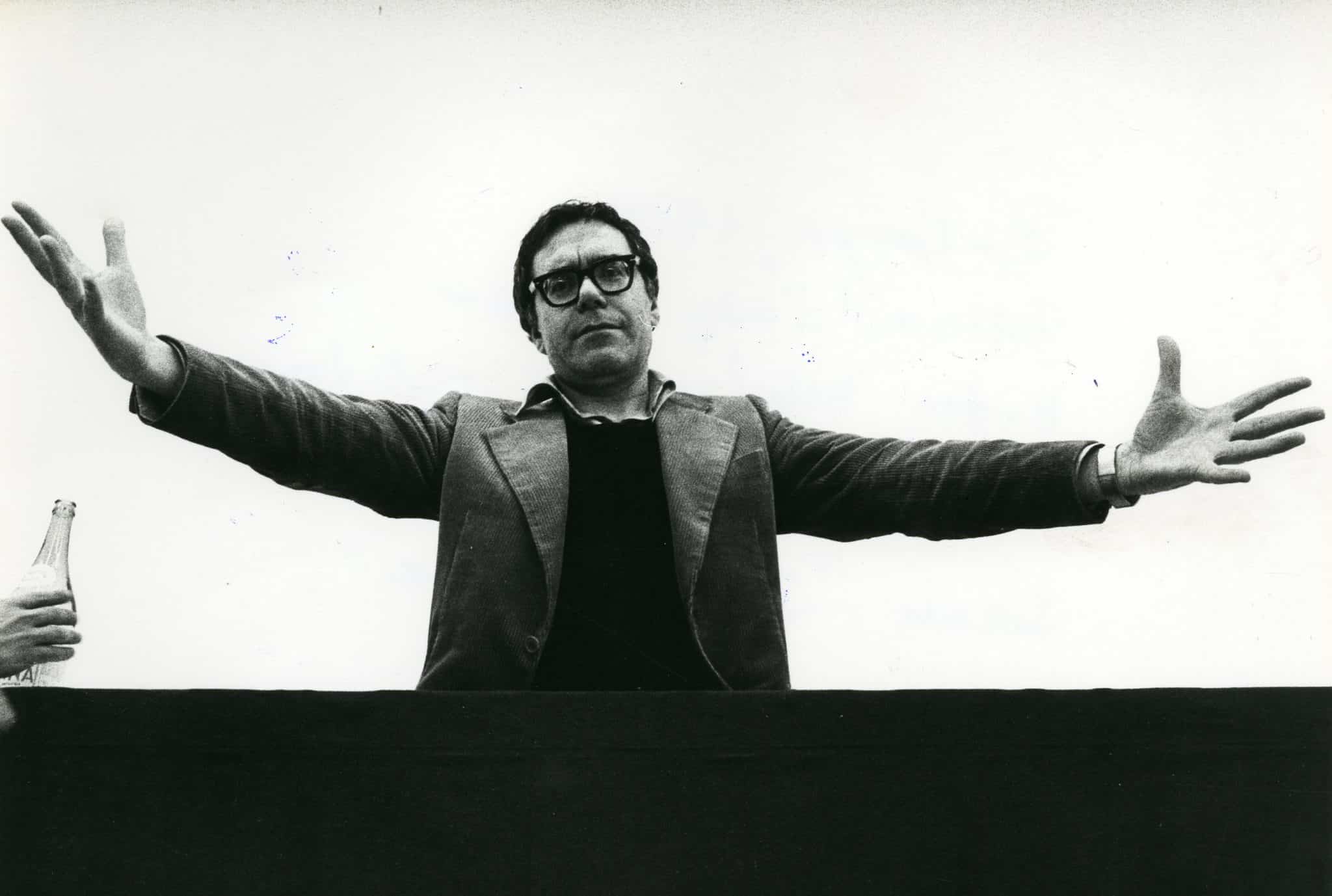 Lamberto pignotti alla mostra metafisica del quotidiano a bologna nel 1968