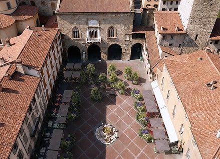 Landscape festival bergamo 2026: ultimi giorni e cosa vedere Landscape festival bergamo 2026, installazione con verde e superfici specchianti in piazza vecchia
