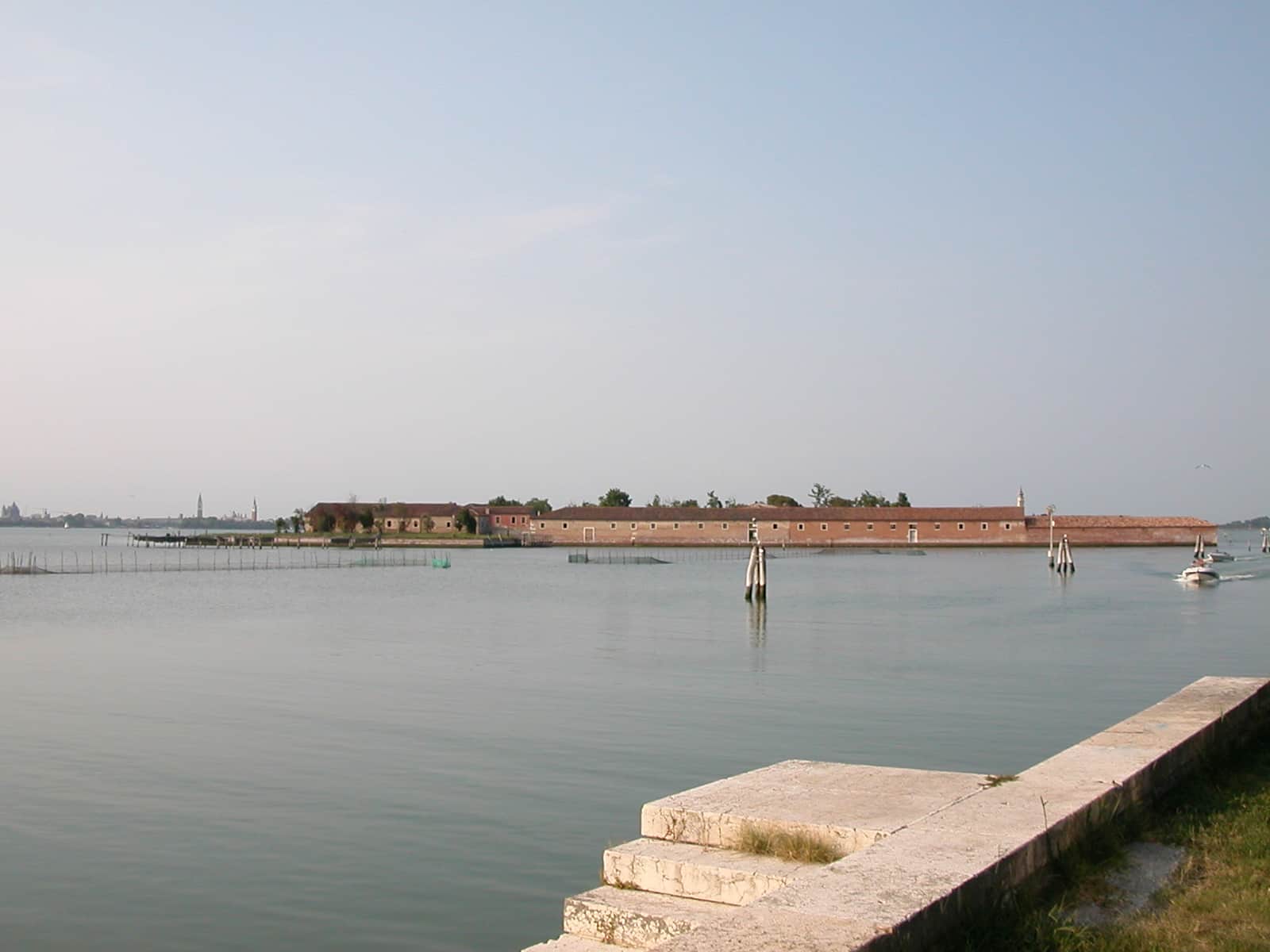 Isola del lazzaretto vecchio vista dalla laguna di venezia