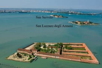Veduta aerea del lazzaretto vecchio nella laguna di venezia