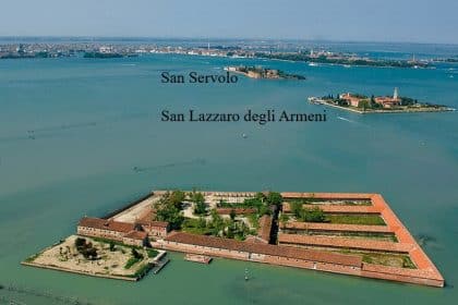 Veduta aerea del lazzaretto vecchio nella laguna di venezia