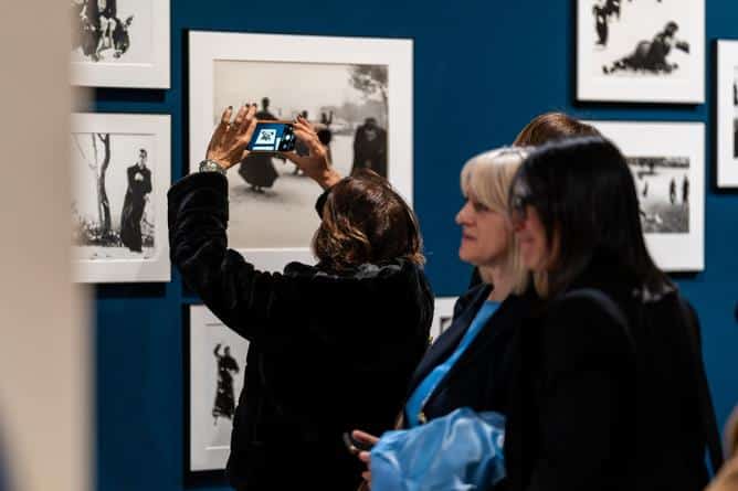 Allestimento della mostra mario giacomelli oltre il visibile ad aosta