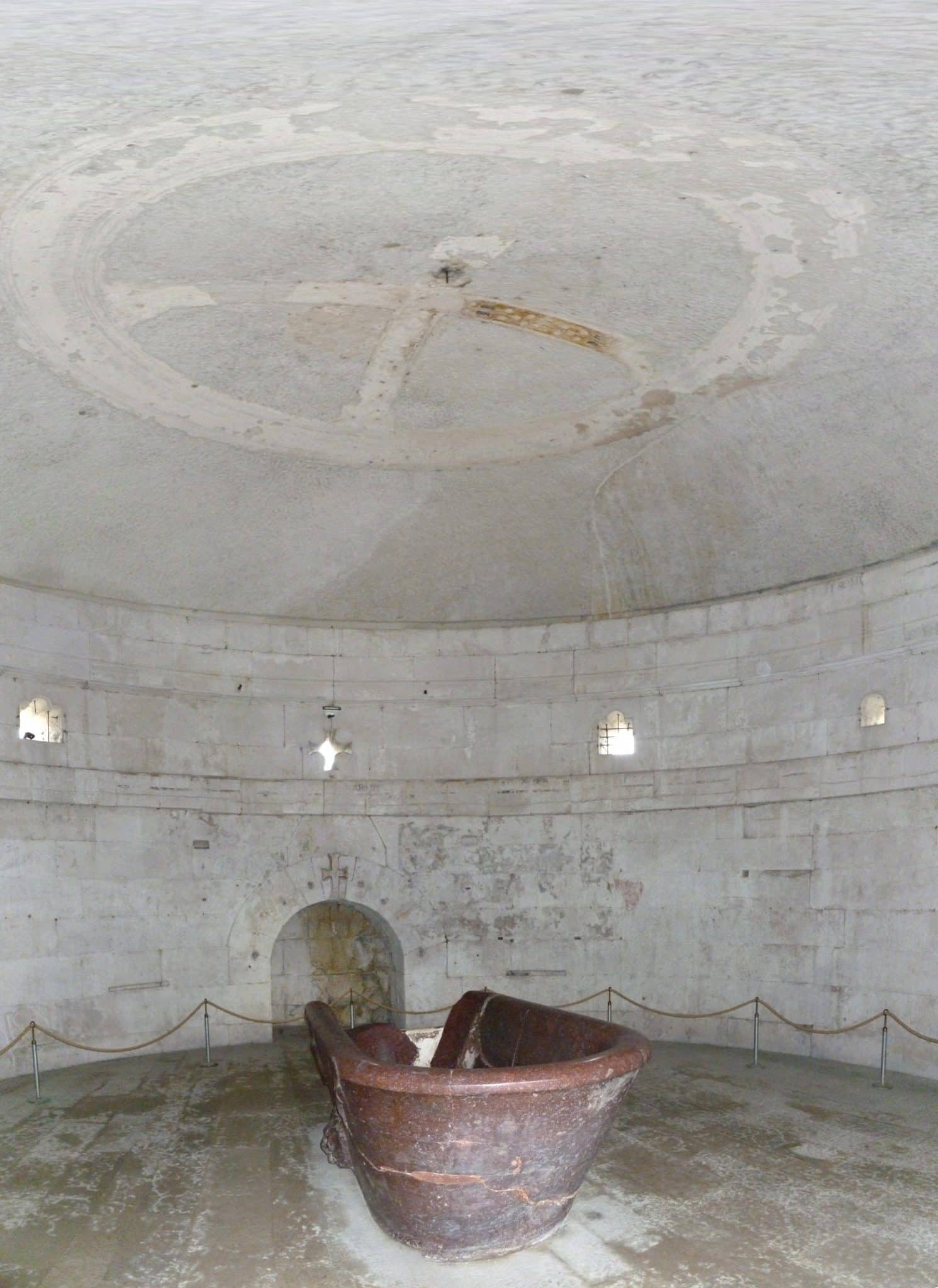 Vasca in porfido all'interno del mausoleo di teodorico a ravenna