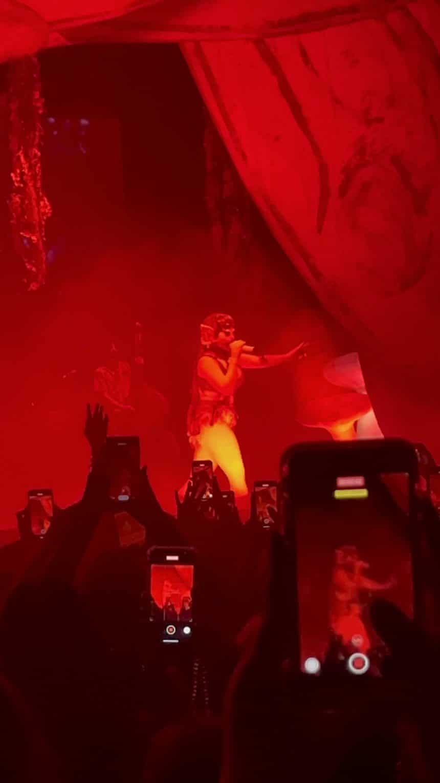 Melanie martinez dal vivo durante il portals tour