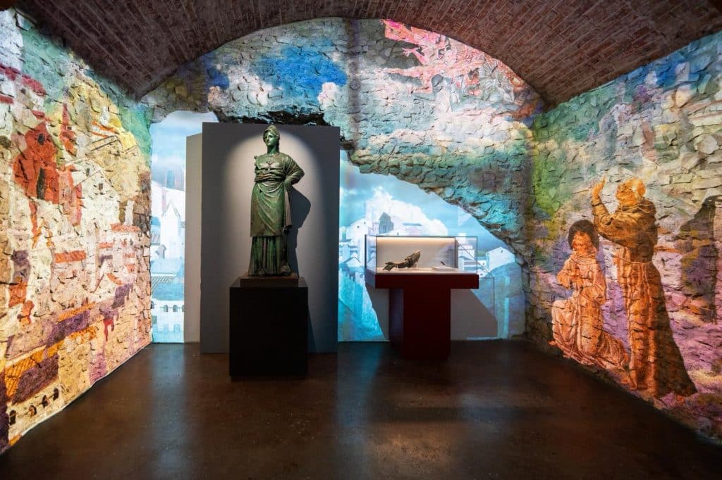 Allestimento della mostra la minerva di arezzo al museo archeologico nazionale di arezzo