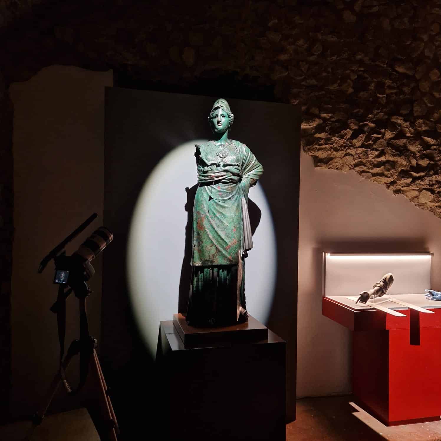 Minerva di arezzo, bronzo legato alle collezioni del museo archeologico nazionale di firenze