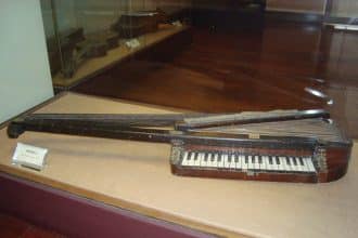 Orphica conservata al museo nazionale degli strumenti musicali di roma