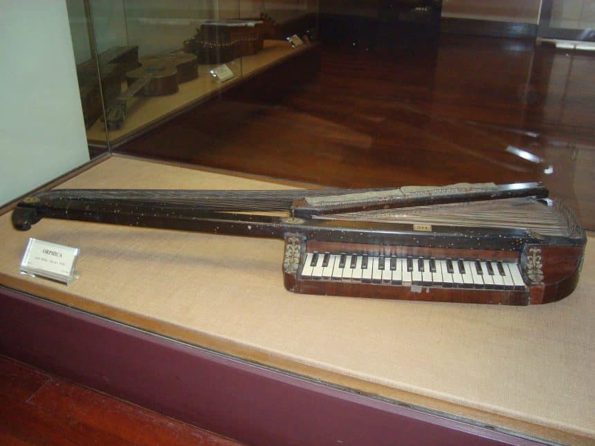 Orphica conservata al museo nazionale degli strumenti musicali di roma