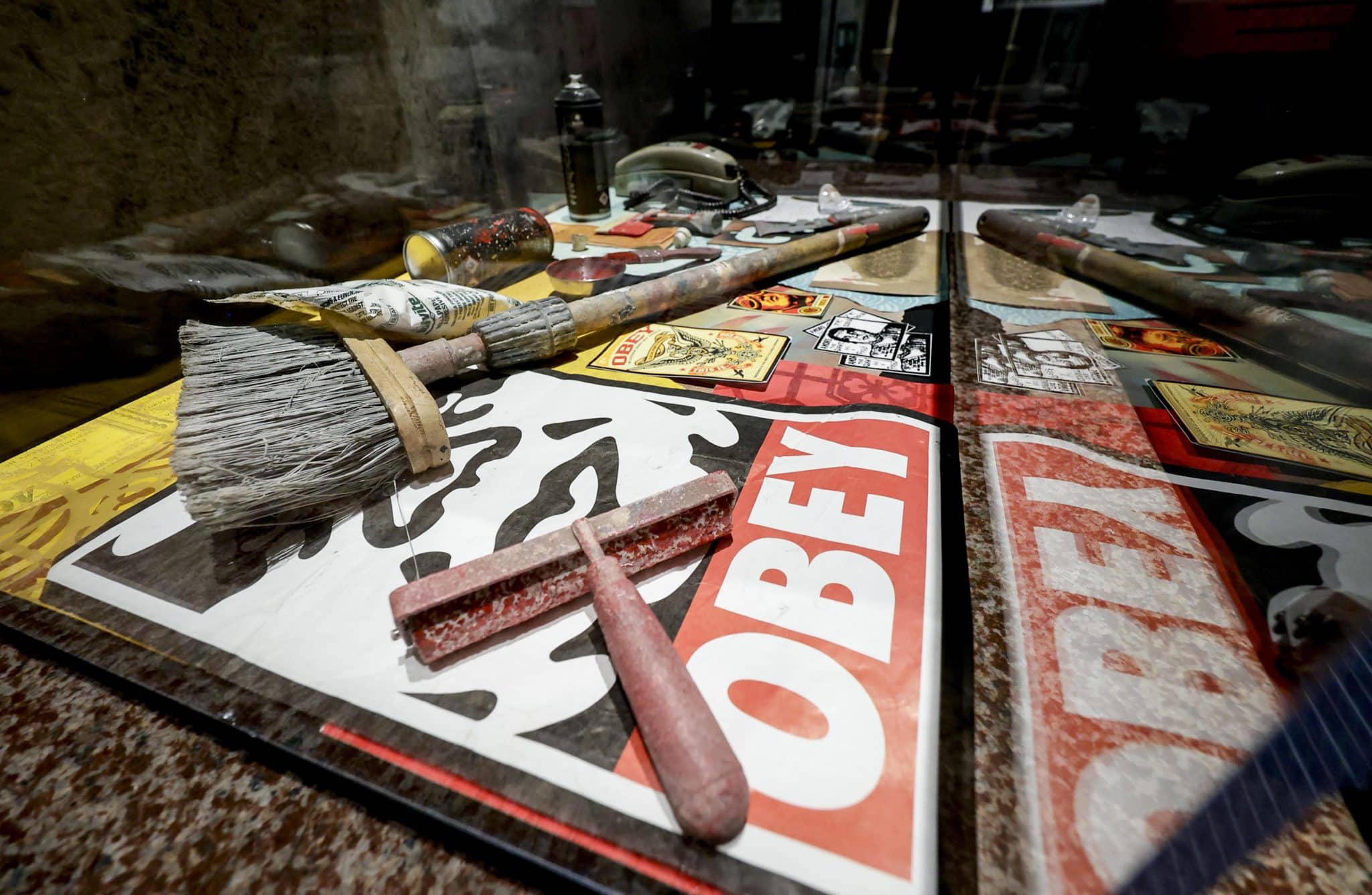Obey napoli 2026: proroga, orari e ingresso gratis Allestimento della mostra obey power to the peaceful a napoli