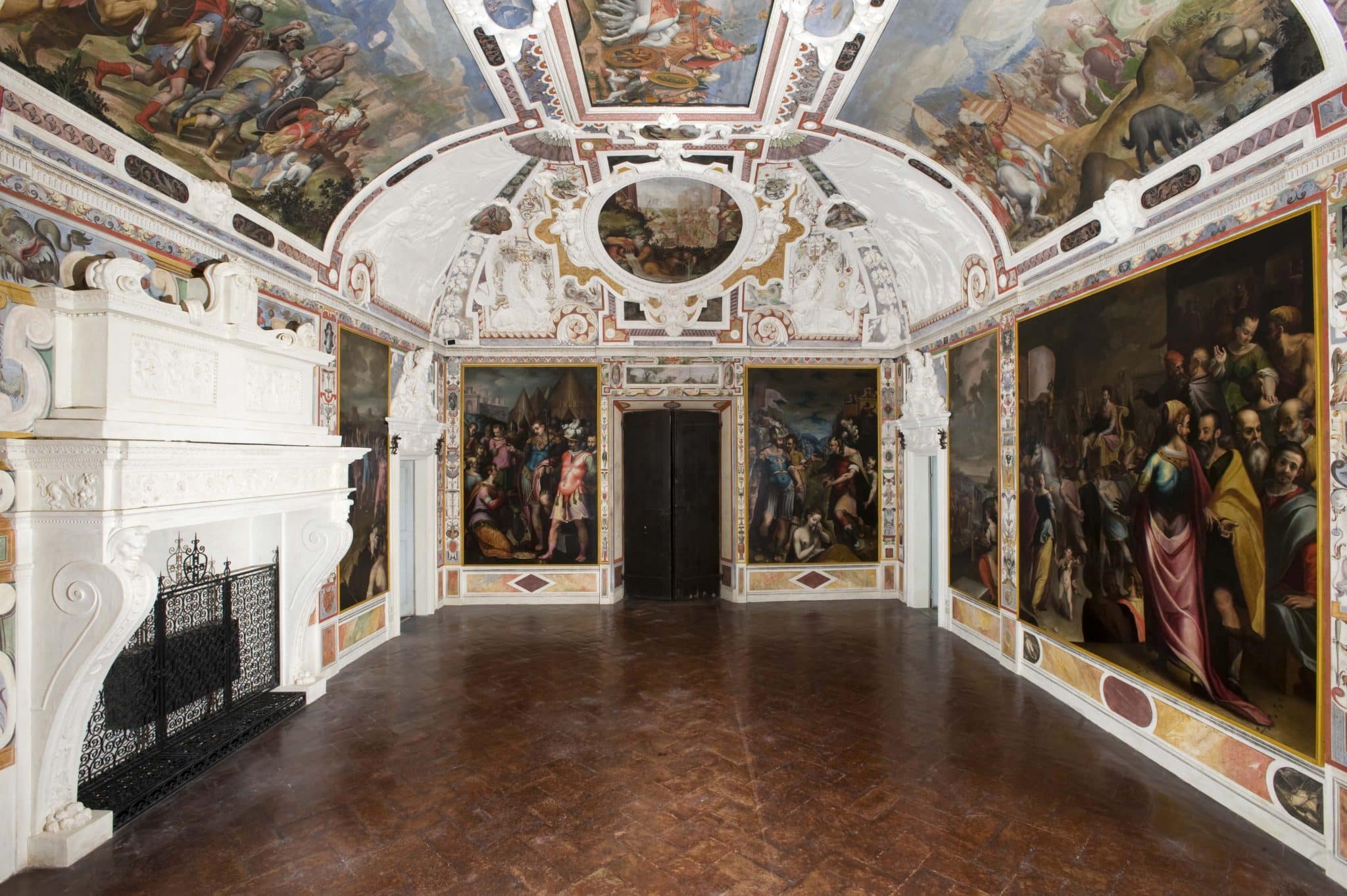 Salone degli stucchi di palazzo chigi piccolomini alla postierla a siena