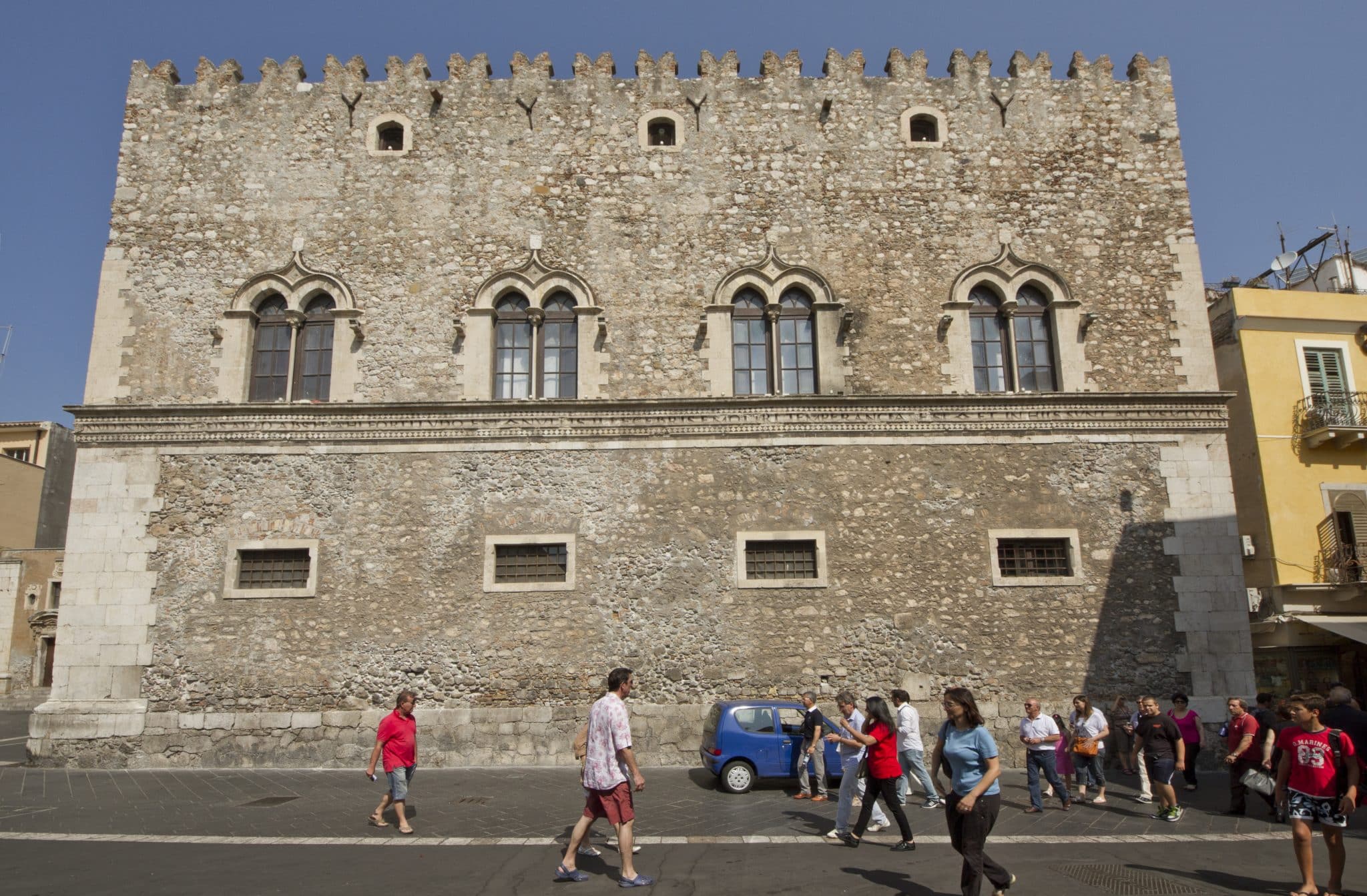 Palazzo corvaja a taormina, sede della mostra di corrado cagli
