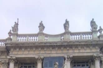 Statue sulla balaustra della facciata di palazzo madama a torino