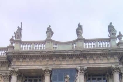 Statue sulla balaustra della facciata di palazzo madama a torino