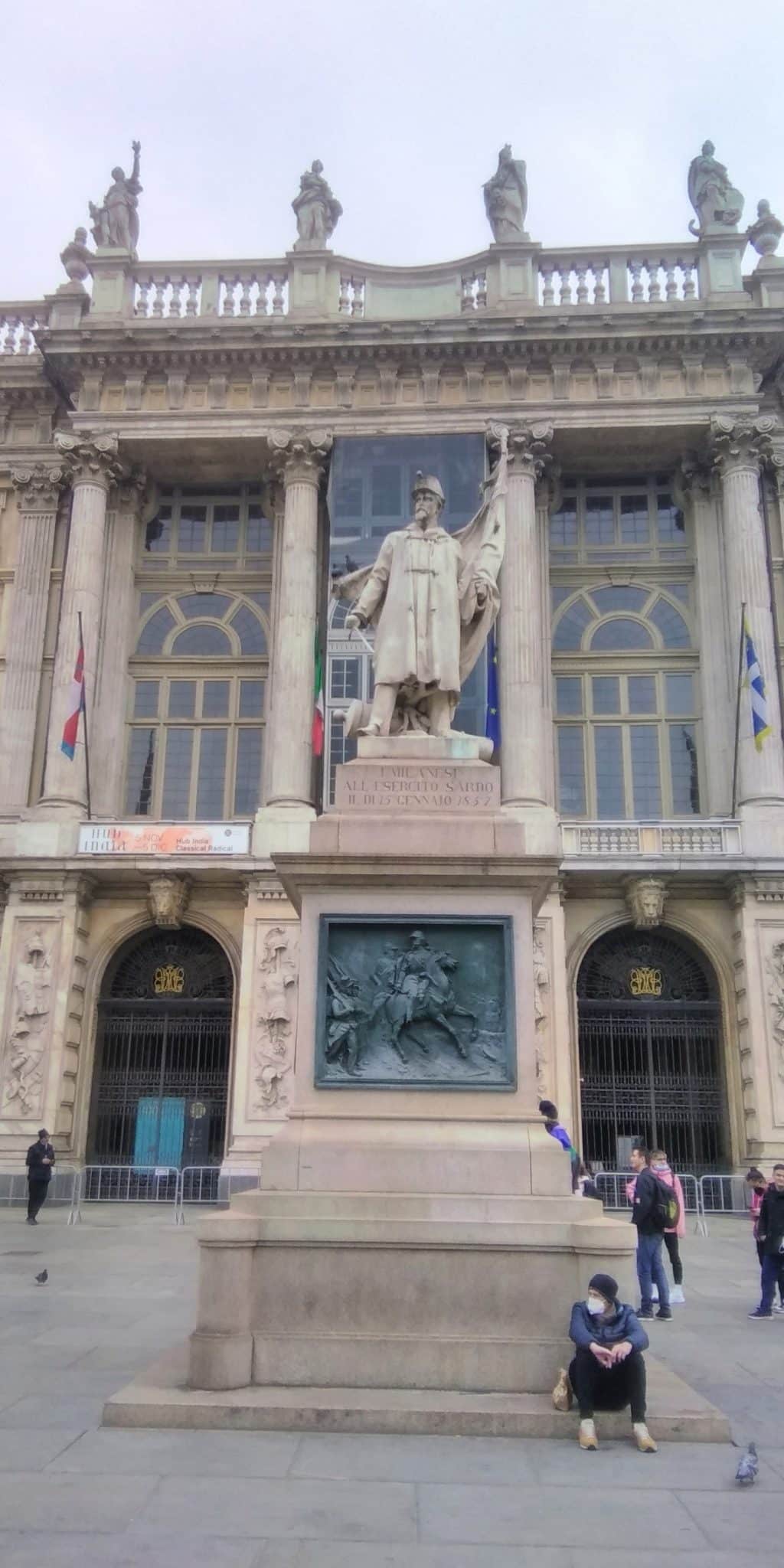 Restauro palazzo madama 2026: dove sono le statue e cosa cambia Statue sulla balaustra della facciata di palazzo madama a torino