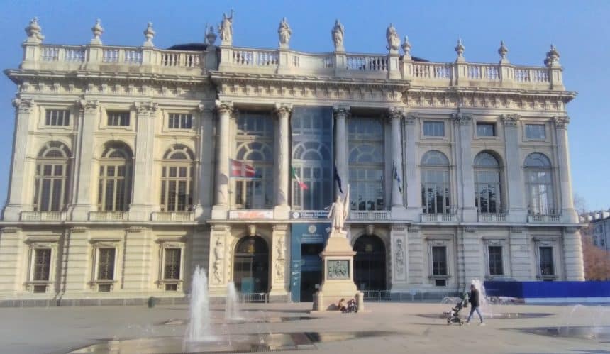 Facciata juvarriana di palazzo madama a torino con le statue sulla balaustra