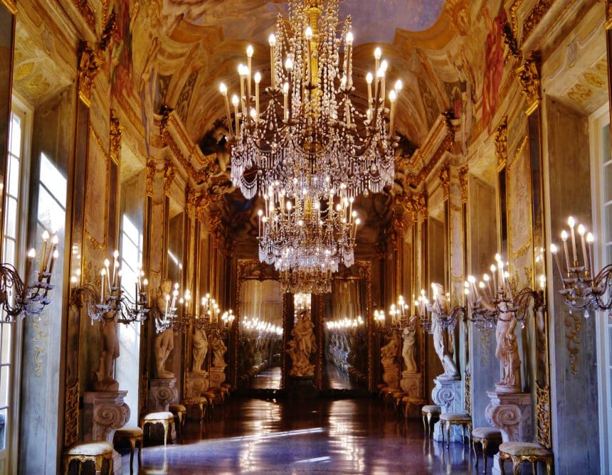 Galleria degli specchi di palazzo reale a genova