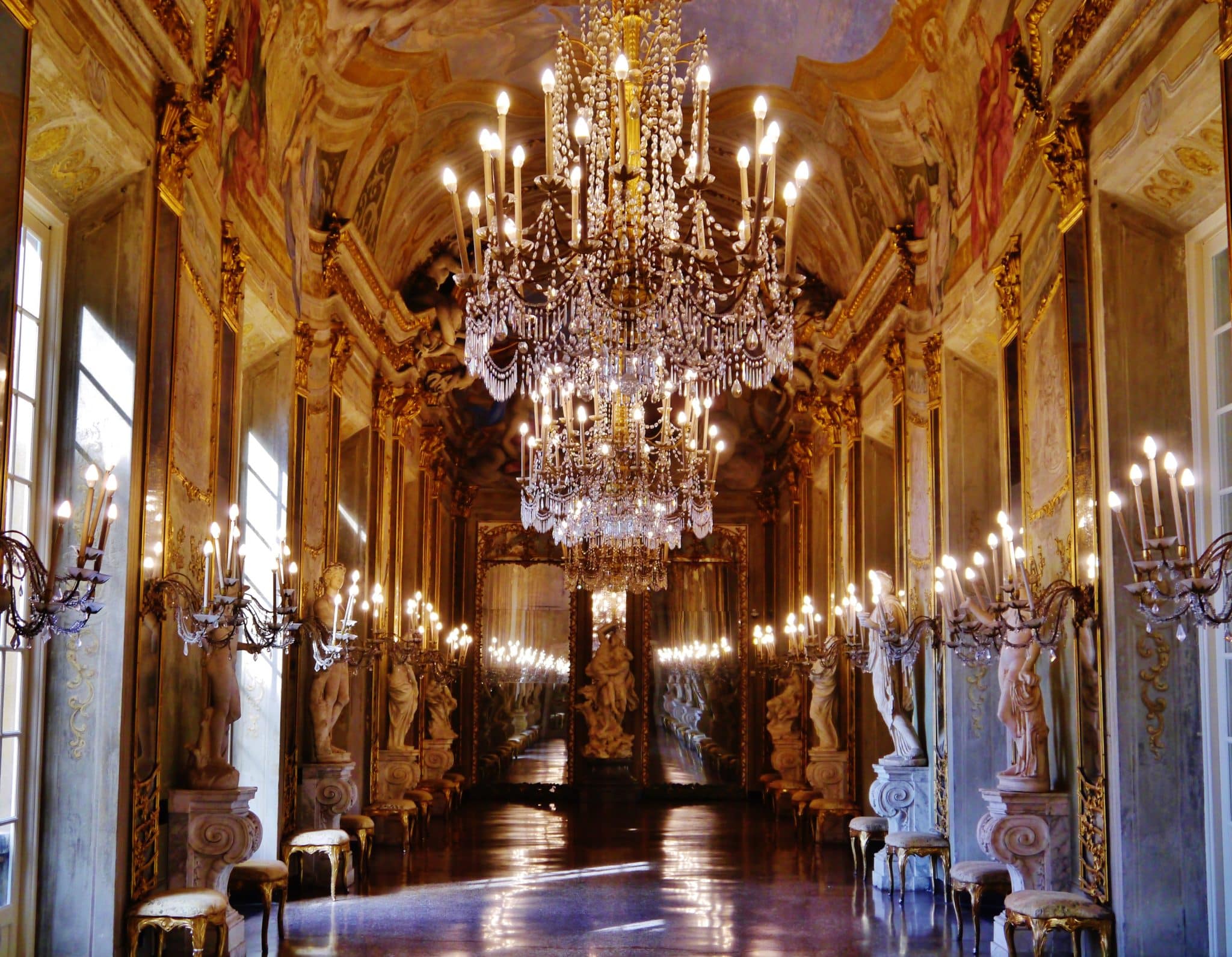 Galleria degli specchi di palazzo reale a genova