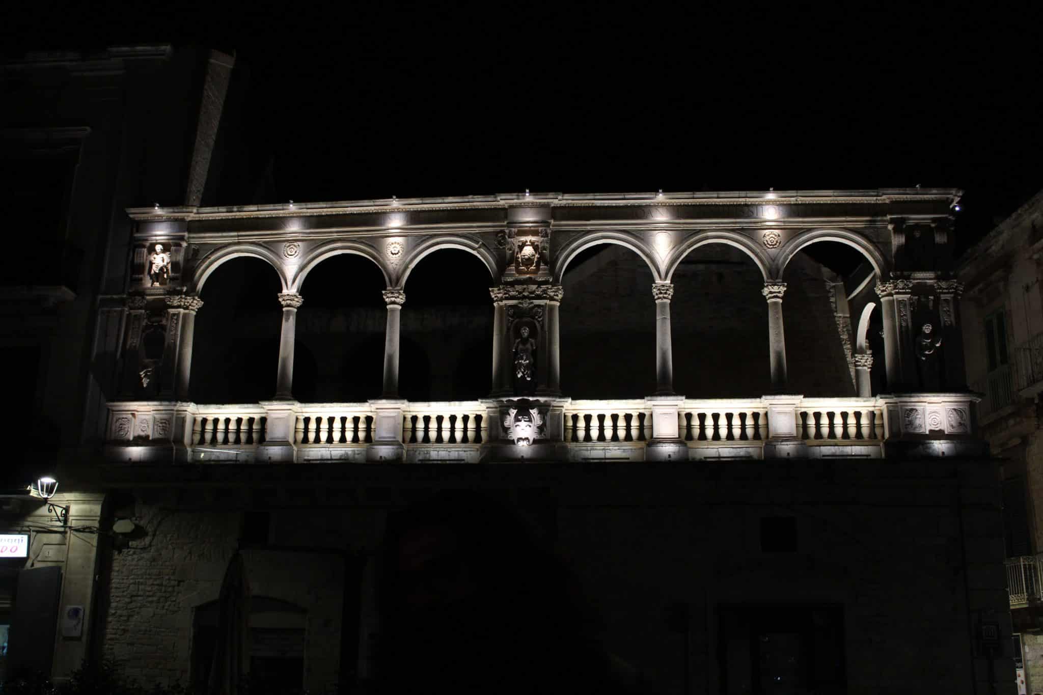 Galleria devanna bitonto gep 2026: apertura serale a 1 euro e orari Loggiato di palazzo sylos-calò a bitonto illuminato di notte