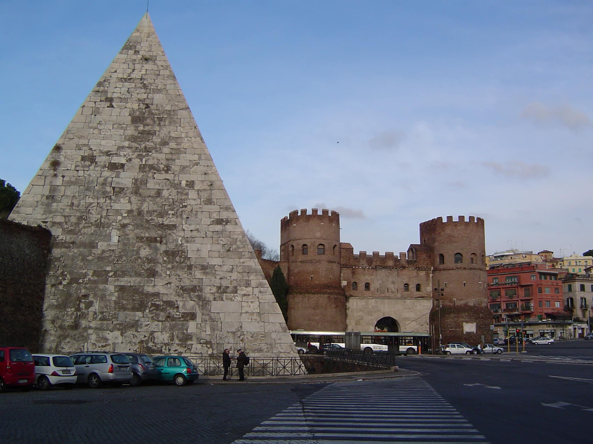 Piramide cestia e porta san paolo a roma