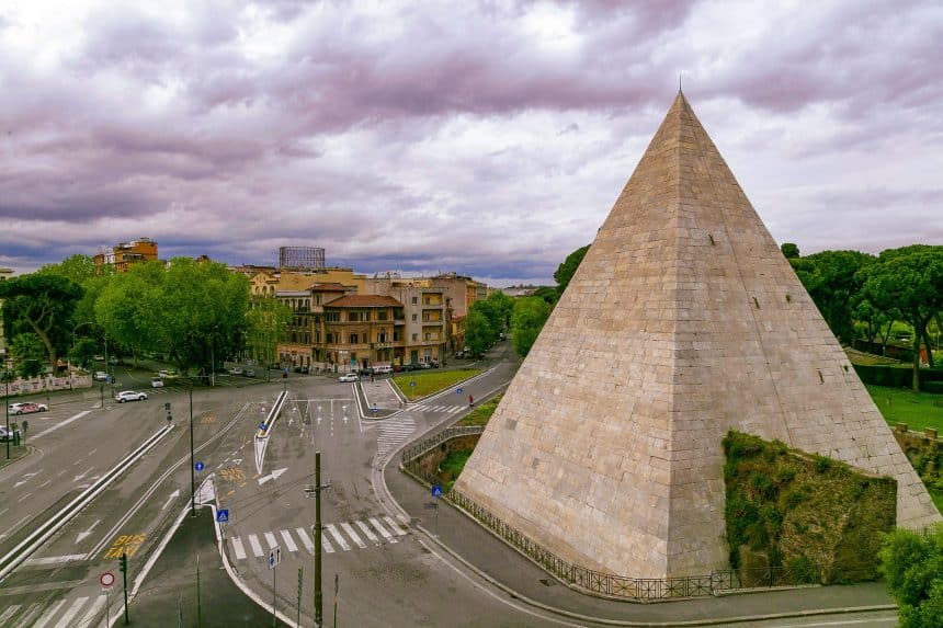 Piramide cestia a roma dopo i lavori di restauro del 2026