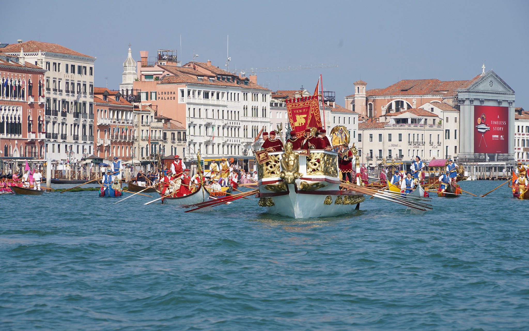 Gondolini in gara durante la regata storica di venezia